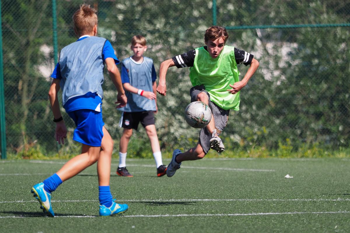 Osiedlowe Wakacyjne Turnieje Sportowe - piłkarskie zmagania na Orliku