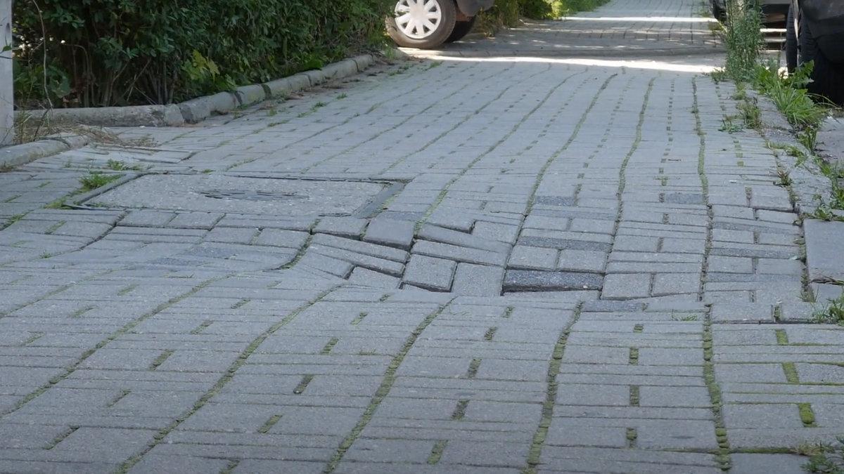 Zapadlisko w chodniku w centrum Jaworzna od 3 miesięcy czeka na reakcję służb