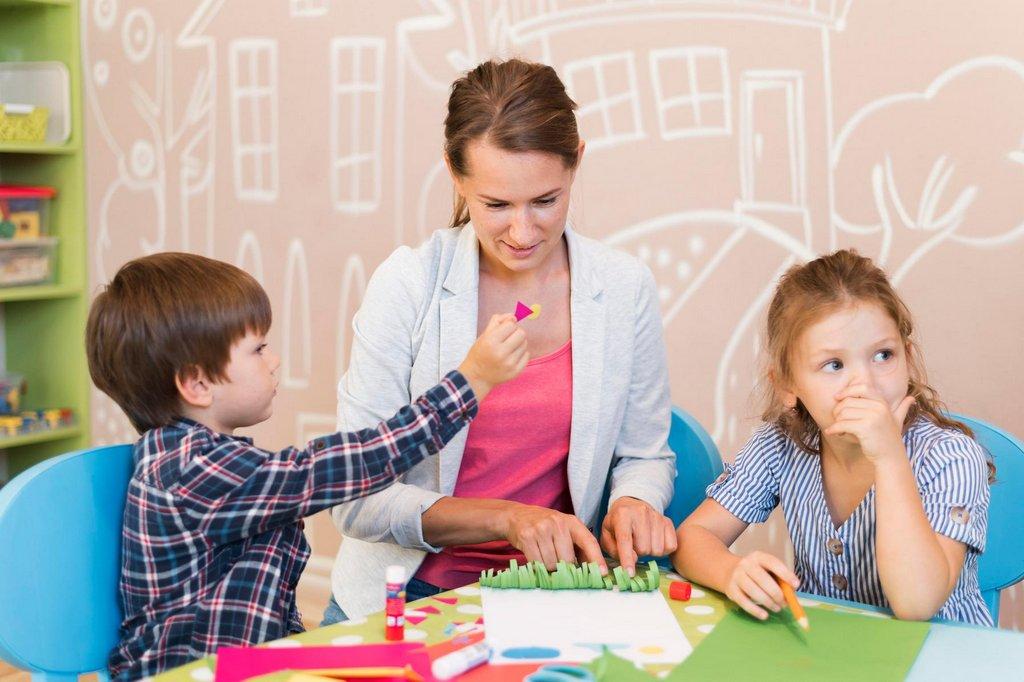 Praca z dziećmi - jak studia pedagogiczne i psychologiczne przygotowują do tej roli?