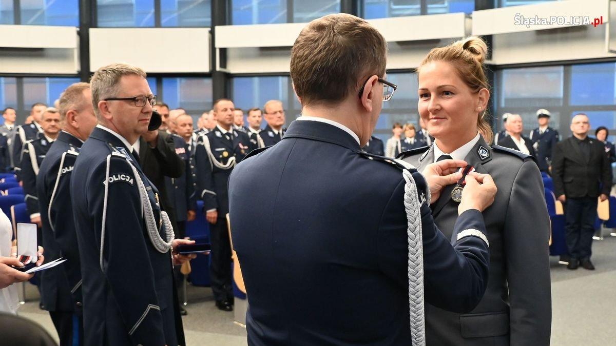 Jaworznickie policjantki otrzymały brązowe odznaczenia „Zasłużony Policjant”