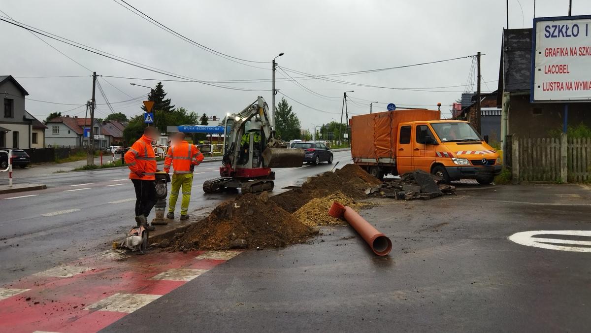 Fragment ul. Grunwaldzkiej na Pechniku znowu rozkopany. Wymieniane są rury