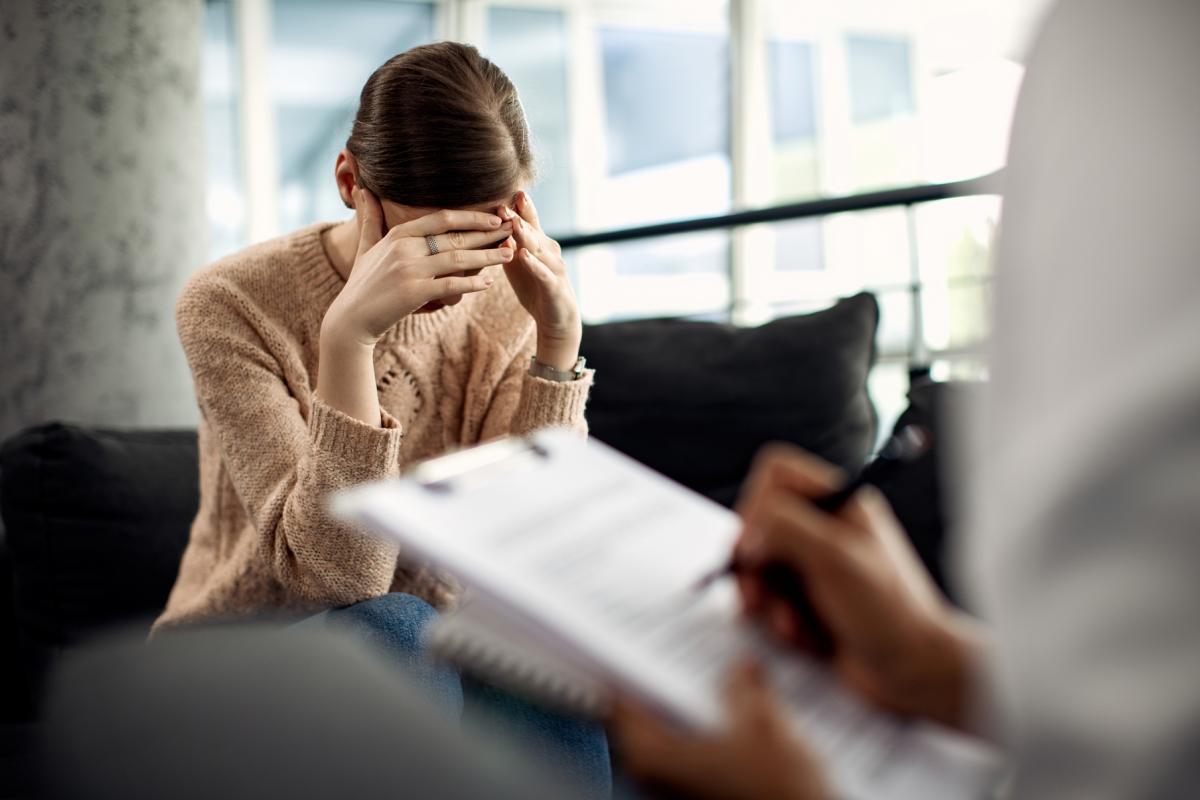 Jak wybrać najlepszą platformę lub usługę leczenia depresji online – poradnik dla pacjentów