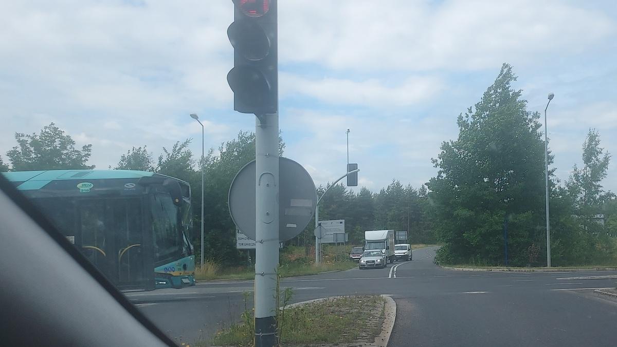 Autobus linii J uległ kolizji z innym autobusem obcego przewoźnika