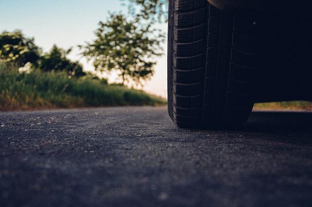 Pęknięta opona - jak poradzić sobie z kłopotem na drodze?