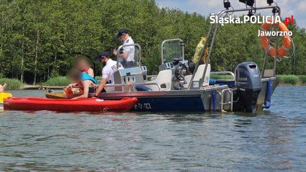Wywrócony kajak na zalewie Sosina. Policjanci pomogli dwójce turystów