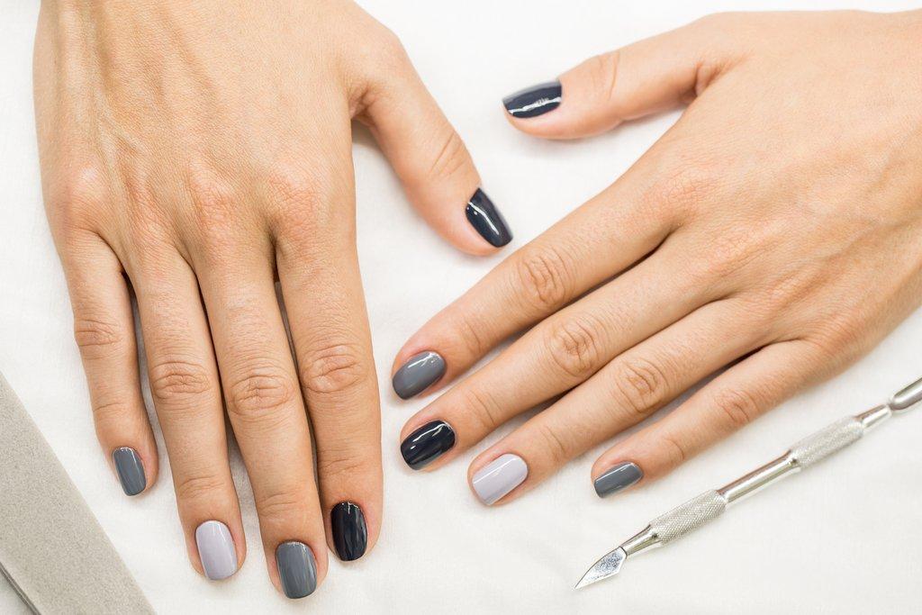 Manicure hybrydowy – co przyda się do jego wykonania?