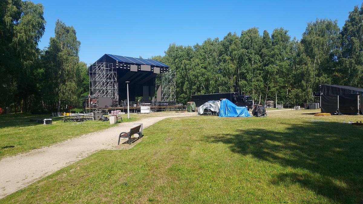 Scena w Parku Podłęże już prawie gotowa na koncert TVP