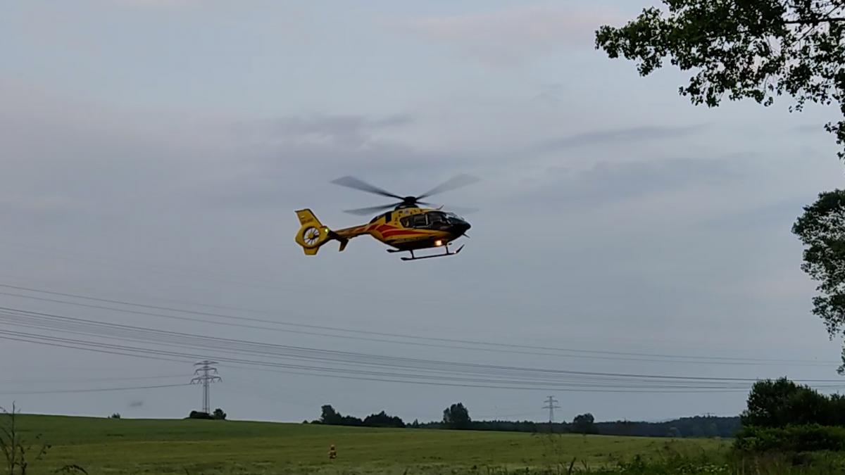 67-latek w ciężkim stanie przewieziony śmigłowcem LPR do szpitala. Noście kaski - apeluje policja