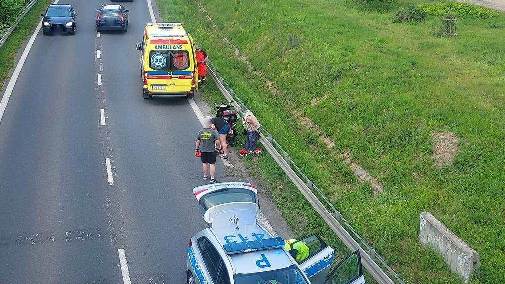 Kierowca skutera nie opanował swojego pojazdu. 74-latek trafił do szpitala