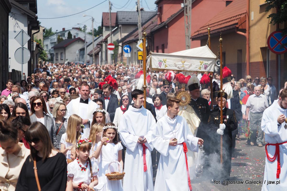 Setki wiernych w procesji Bożego Ciała w jaworznickiej kolegiacie
