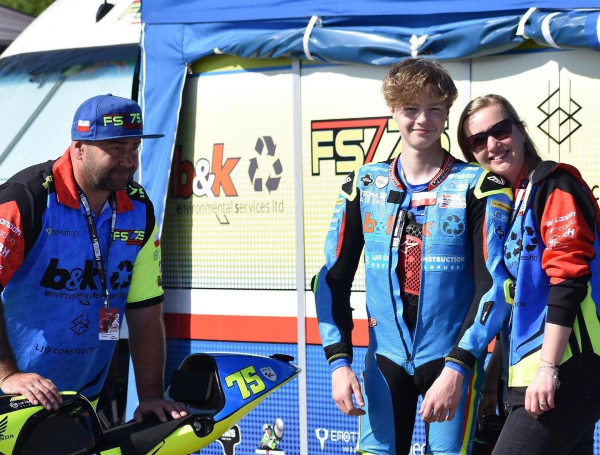 14-letni Filip pnie się po kolejnych szczeblach kariery w wyścigach motocyklowych