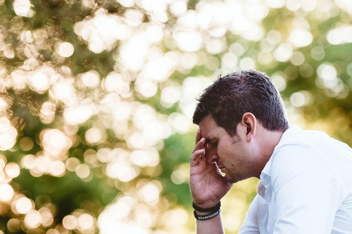 Ataki paniki- jakie to są objawy? Atak paniki objaw przeciążenia psychiki czy zawał?