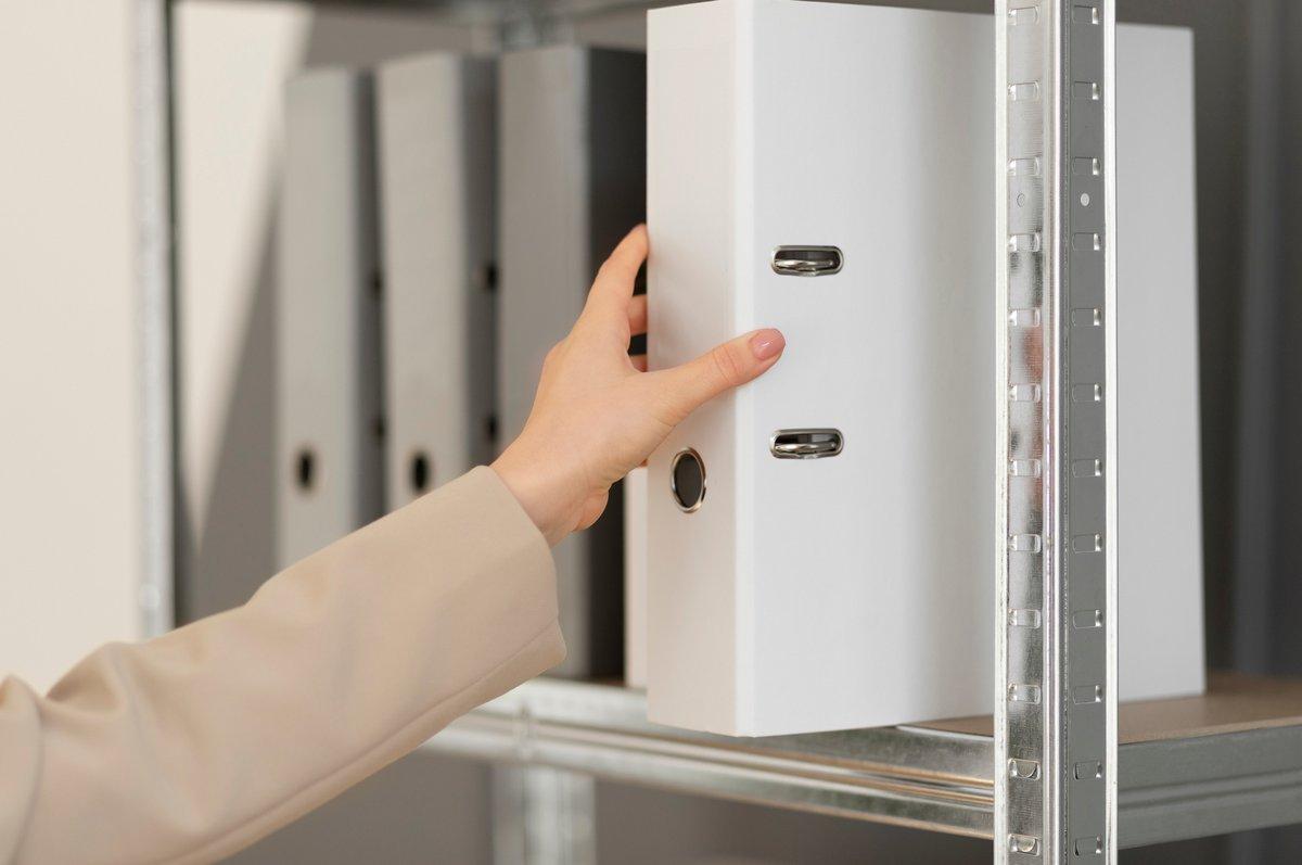 Jak wybrać odpowiedni system zarządzania archiwami?