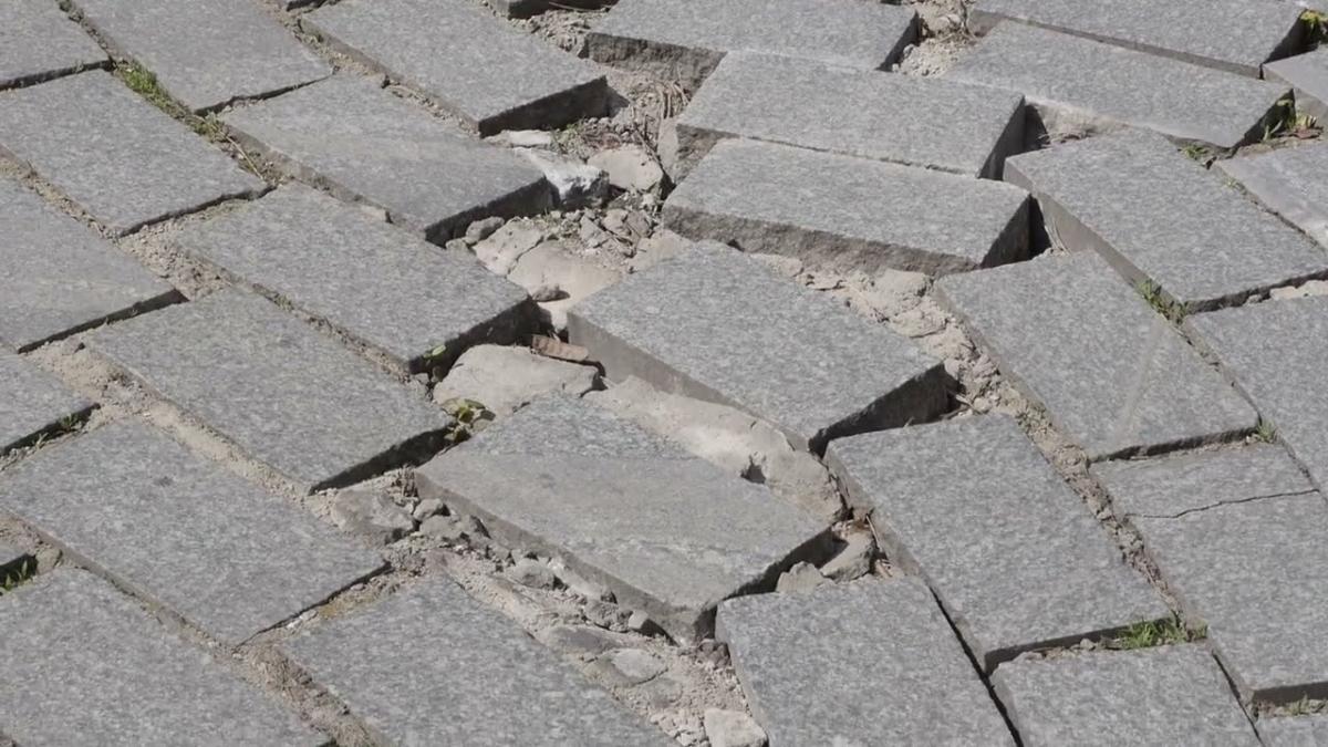 Kostka brukowa przy MDK znowu się sypie
