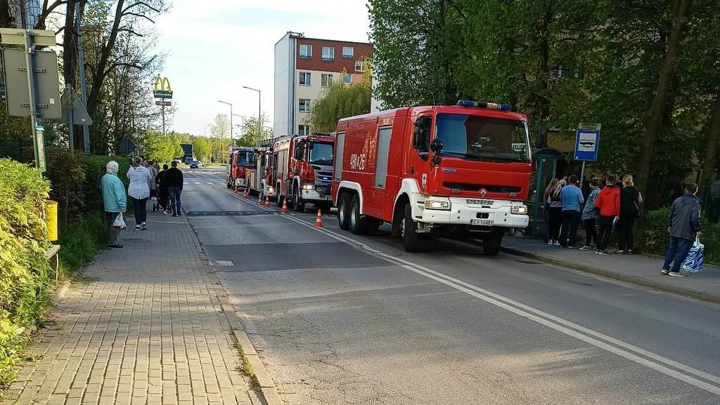 Pożar w bloku na Osiedlu Stałym. Kobieta z małym dzieckiem w szpitalu