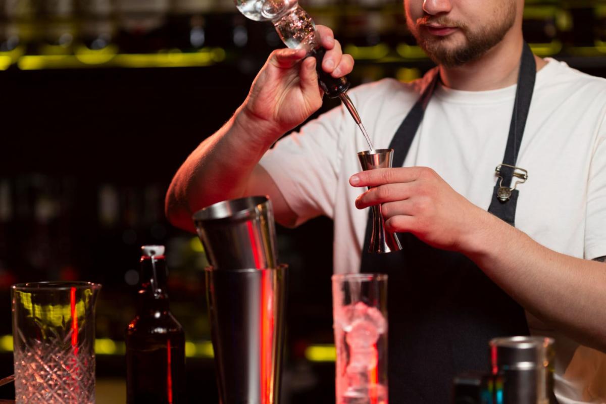 Lubisz przygotowywać drinki? Odkryj zalety zestawów barmańskich