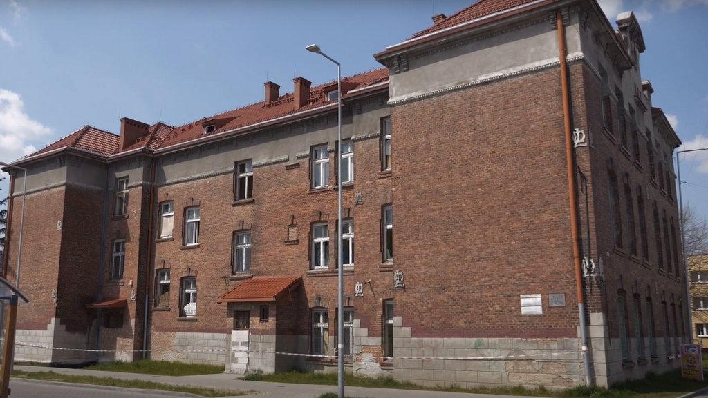 Budynek po SP nr 6 stoi i niszczeje. Niedawny pożar nie pomógł