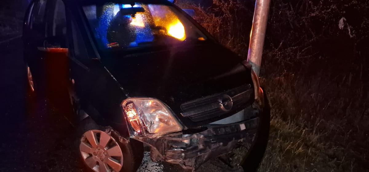 Kompletnie pijany kierowca staranował inny pojazd i uderzył w latarnię