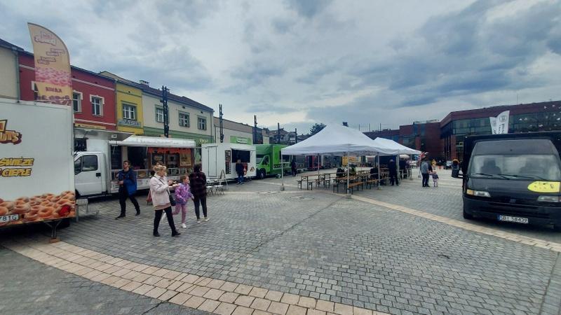 Food trucki w Jaworznie już stoją na Rynku. Zobacz co można zjeść