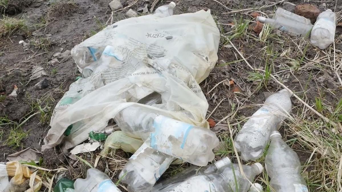 Śmieciowy problem na ul. Doły. Mieszkańcy mają dość śmiecenia im pod domami