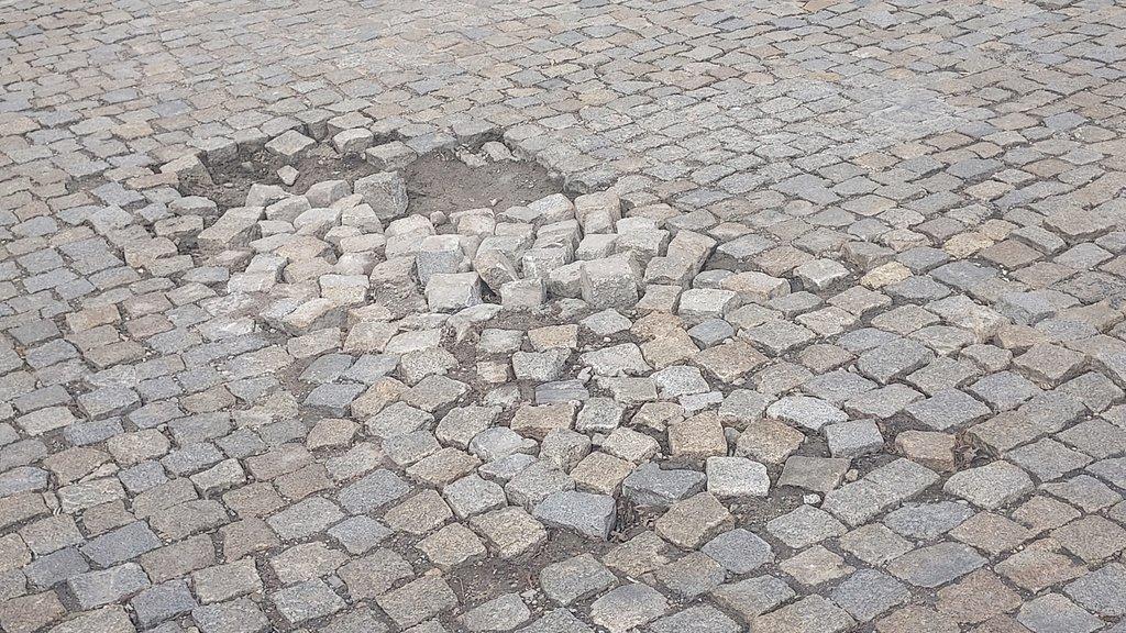 Kostka brukowa nie lubi Jaworzna. W Centrum można urwać koło
