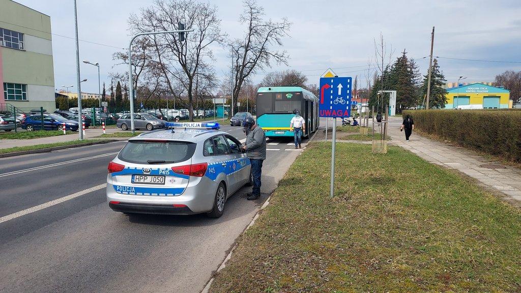 72-letni kierowca skutera sprawcą kolizji z autobusem PKM Jaworzno