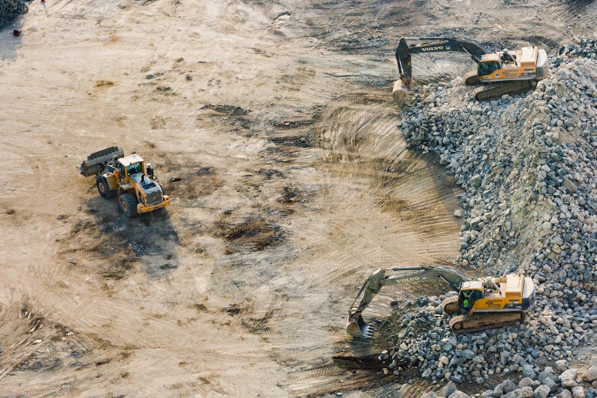 Proces produkcji betonu w betoniarni - od mieszania składników do dostarczenia gotowego betonu na budowę.
