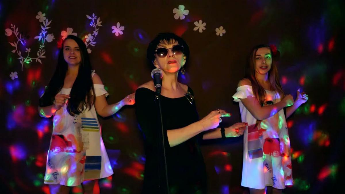 Wariatka song - Danuta Noszczyńska śpiewa i tańczy w teledysku promującym nową książkę