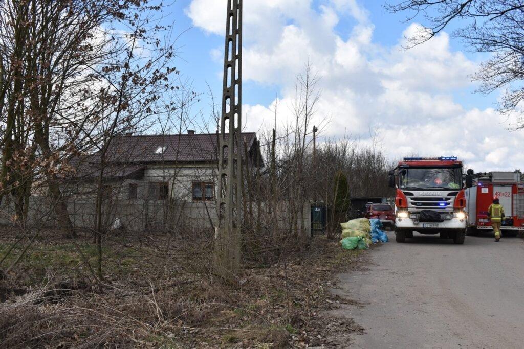 Przygnieciony mężczyzna przez strop, uratowany przez straż pożarną