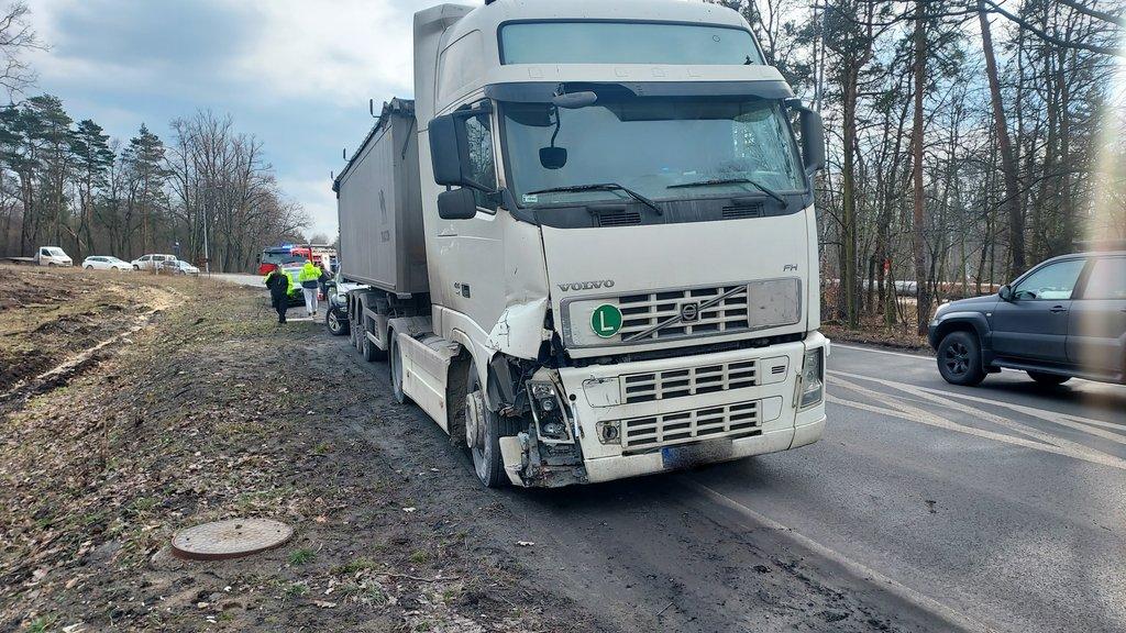 Zderzenie TIR-a z osobówką na Martyniaków
