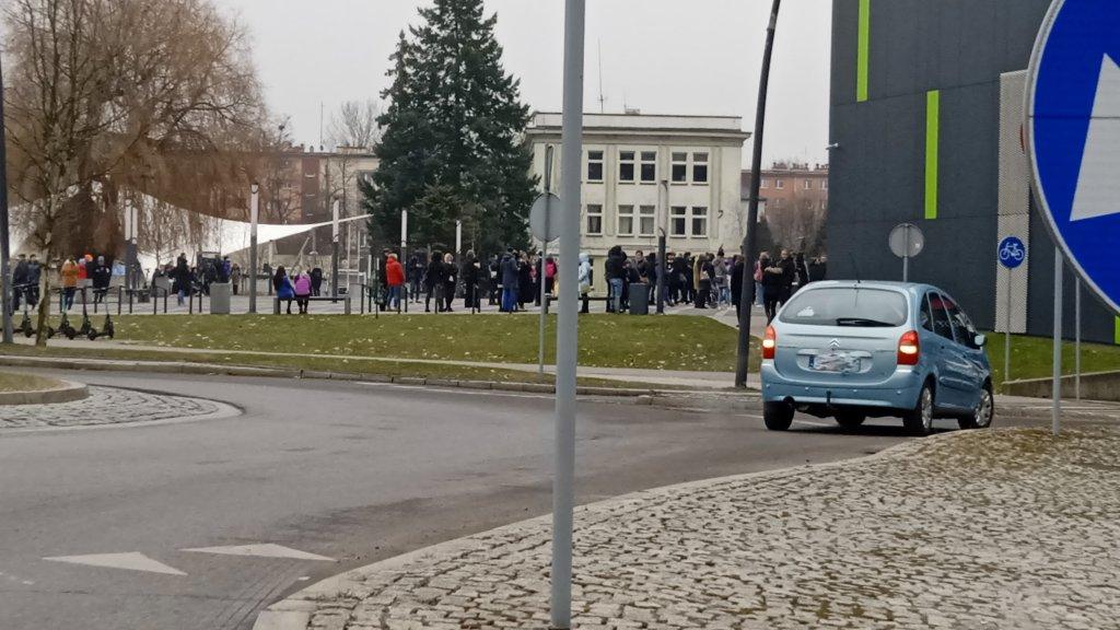 Alarm bombowy w Galenie: Złapano sprawcę, grozi mu 8 lat