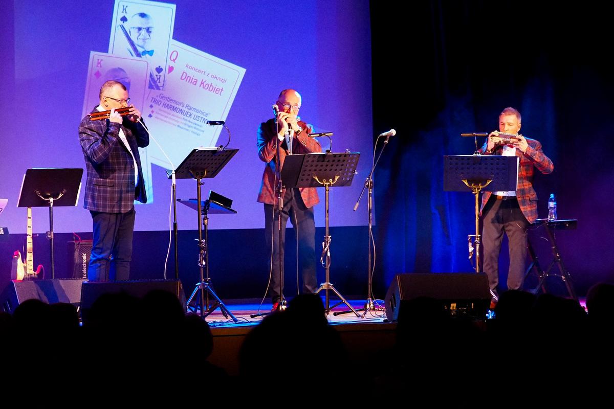 Trio harmonijkowe na scenie Klubu Relax