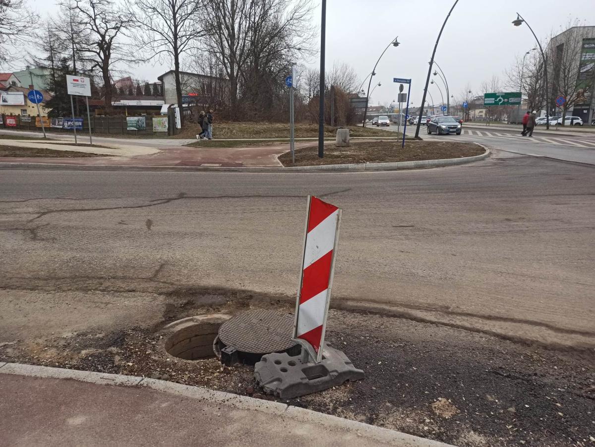 Niezabezpieczona studzienka przy Galenie