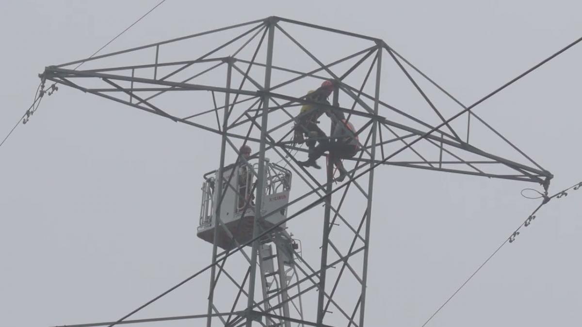 Wspięła się na 40-metrowy słup energetyczny. 28-letnia kobieta jest pod obserwacją lekarzy [Wideo]