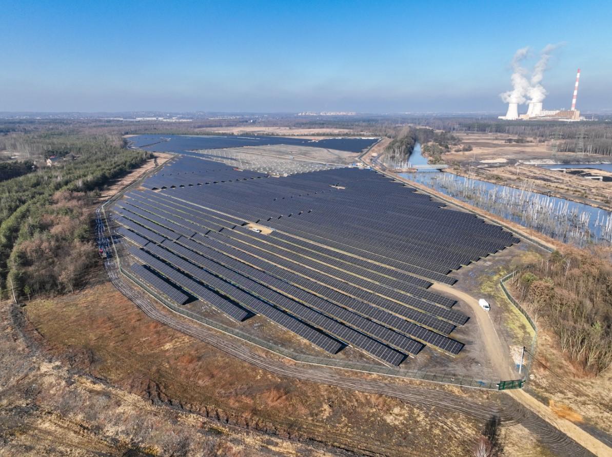 Na granicy Jaworzna rośnie największa farma fotowoltaiczna TAURONA