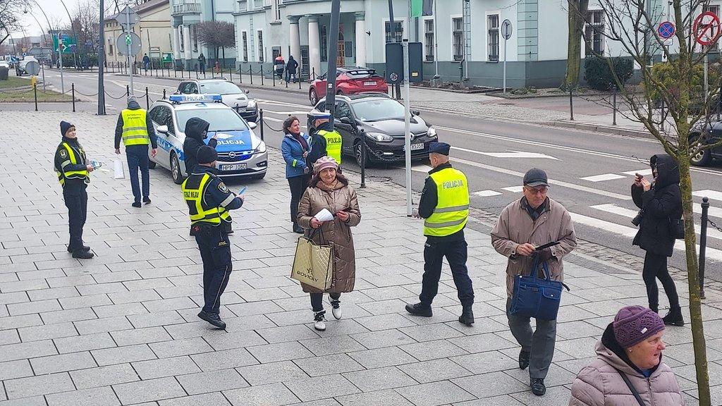 Policjanci zatrzymywali pieszych i... wlepiali im opaski