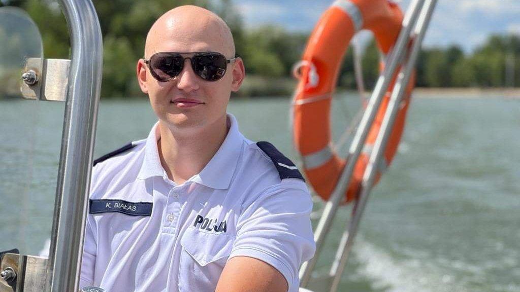 Po służbie zatrzymał mężczyznę w jego własnym mieszkaniu. Był poszukiwany listem gończym