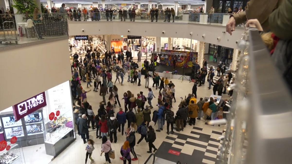 Taniec belgijka zatańczony przez klientów galerii w ramach 31. Finału WOŚP