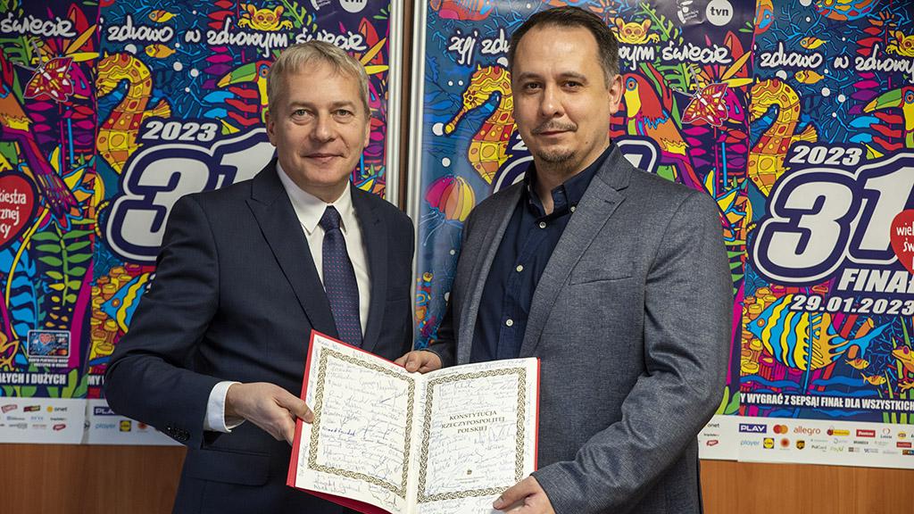 Rondo i konstytucja z podpisem Donalda Tuska najdroższymi aukcjami WOŚP 2023
