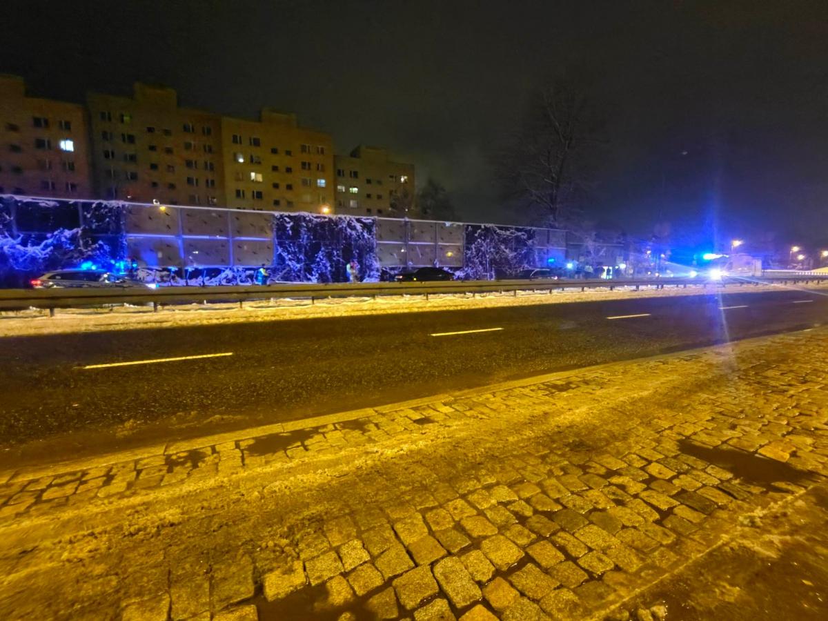 Kierowca ściął latarnię na Leopoldzie. Droga została całkowicie zablokowana