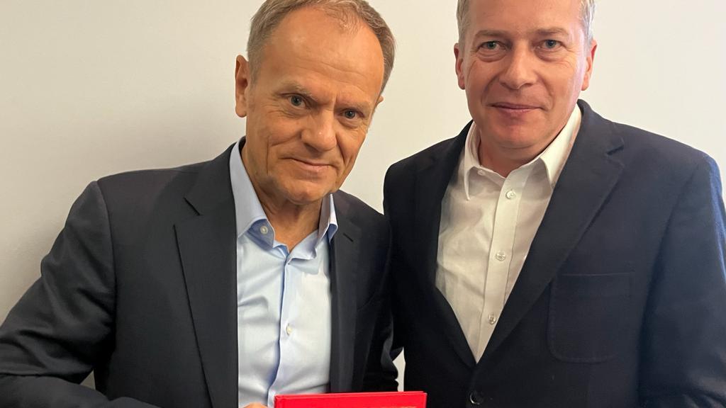 Konstytucja z autografem Donalda Tuska na jaworznickiej aukcji WOŚP