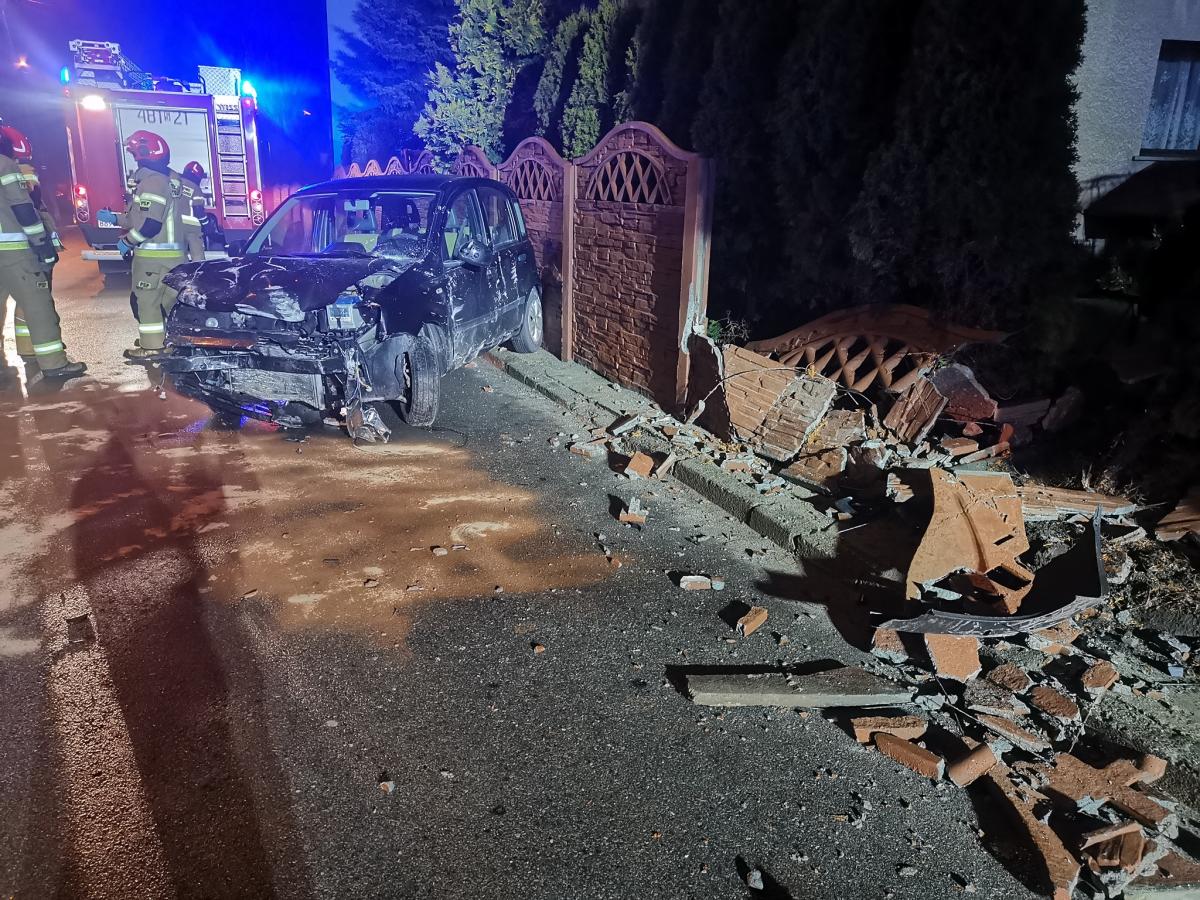 18-latka nie opanowała samochodu i dobiła czołowo do ogrodzenia