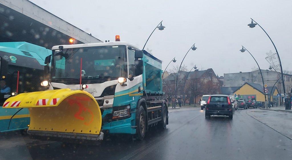Pługopiaskarki wyjechały na Jaworzno. Drogowcy zaskoczyli zimę