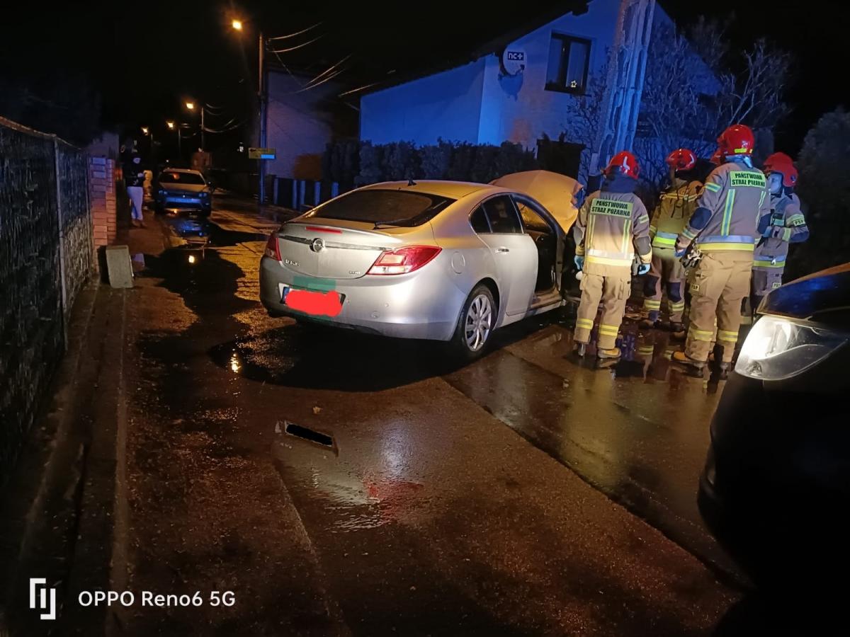 Pijany kierowca spowodował wypadek i uciekł z miejsca zdarzenia. W samochodzie zostawił rannego pasażera