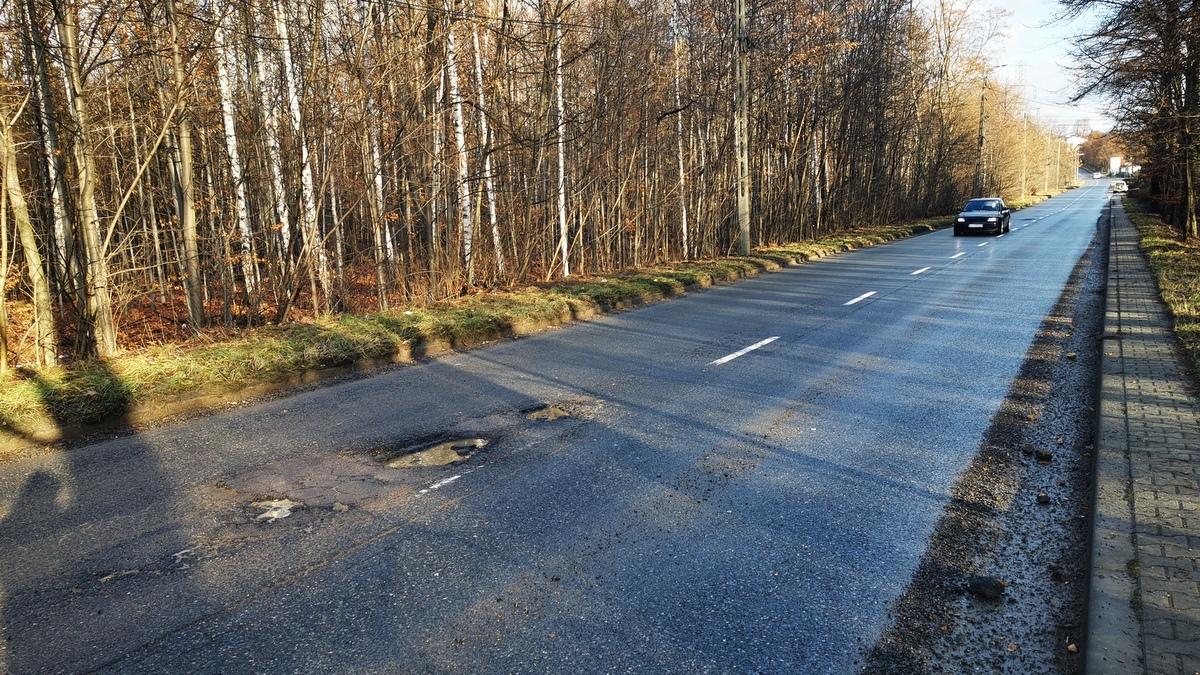 Dziury w drogach - kilka osób już zniszczyło koła na Szczakowskiej