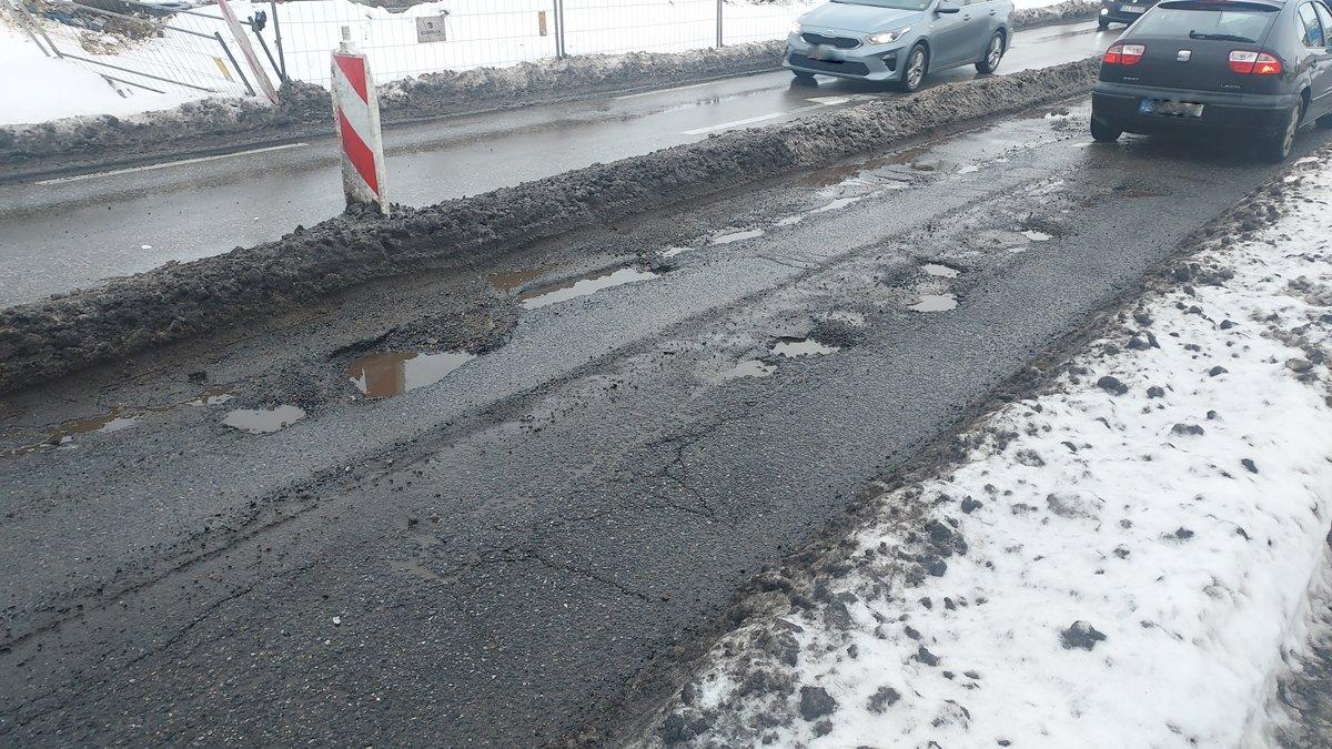 Gigantyczne dziury utrudniają ruch na Grunwaldzkiej. Tworzą się korki