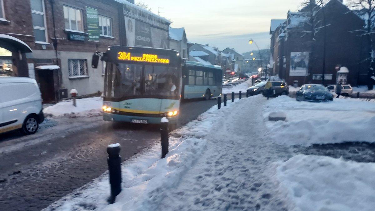 Autobus PKM Jaworzno utknął i zablokował ul. Mickiewicza