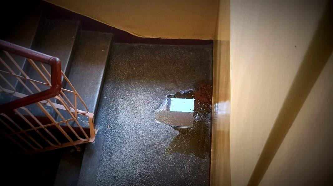 Melina i wc na klatce schodowej. Mieszkanka ul. Morcinka zgłasza problem z bezdomnymi
