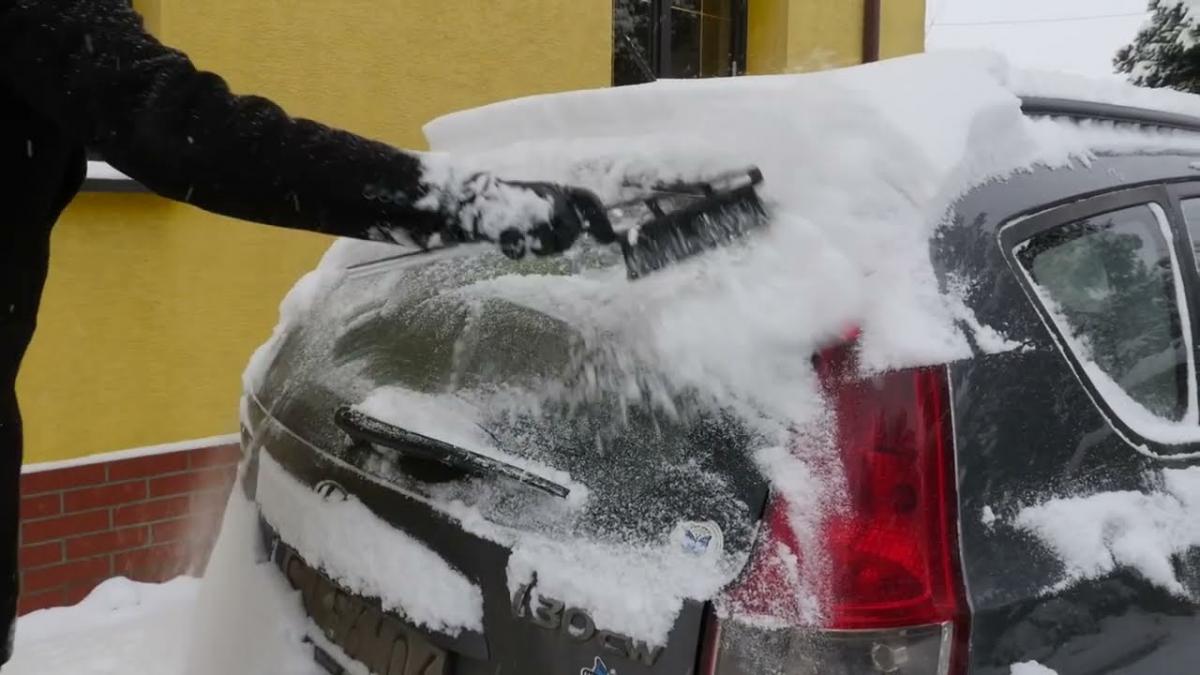 Spadł śnieg, więc odśnież auto, bo inaczej czeka cię ogromny mandat