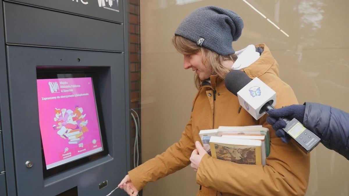 Książkomat w miejskiej bibliotece